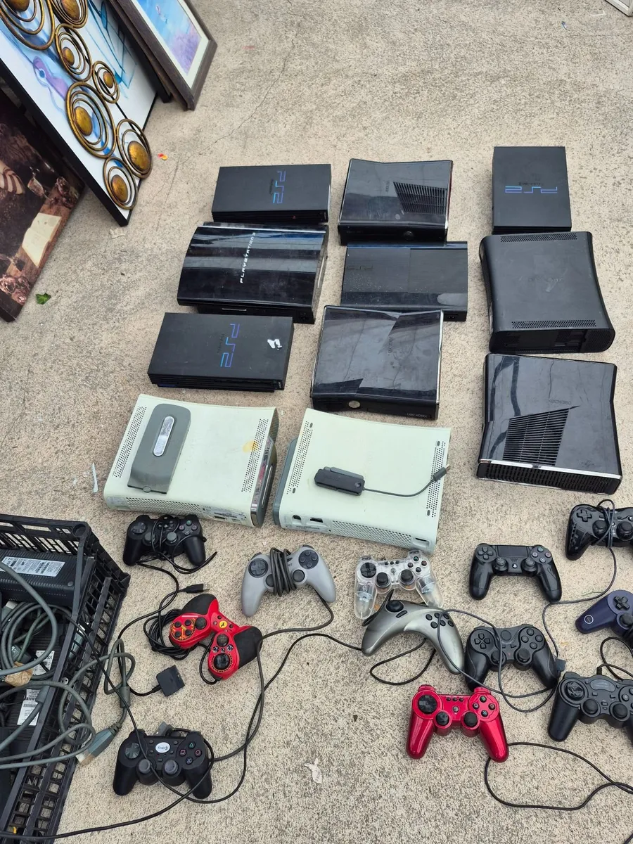 Game consoles and joypads - Image 2