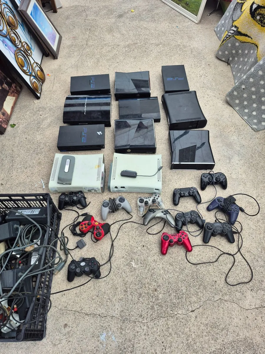 Game consoles and joypads - Image 3