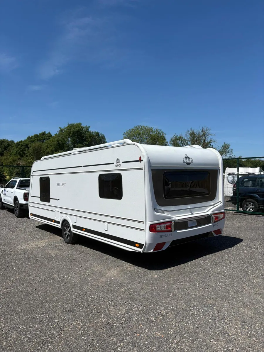 2023 Lmc Lord brillant 590 island bed caravan - Image 3