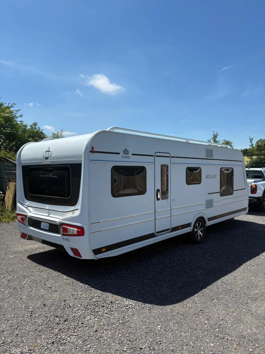 2023 Lmc Lord brillant 590 island bed caravan - Image 2