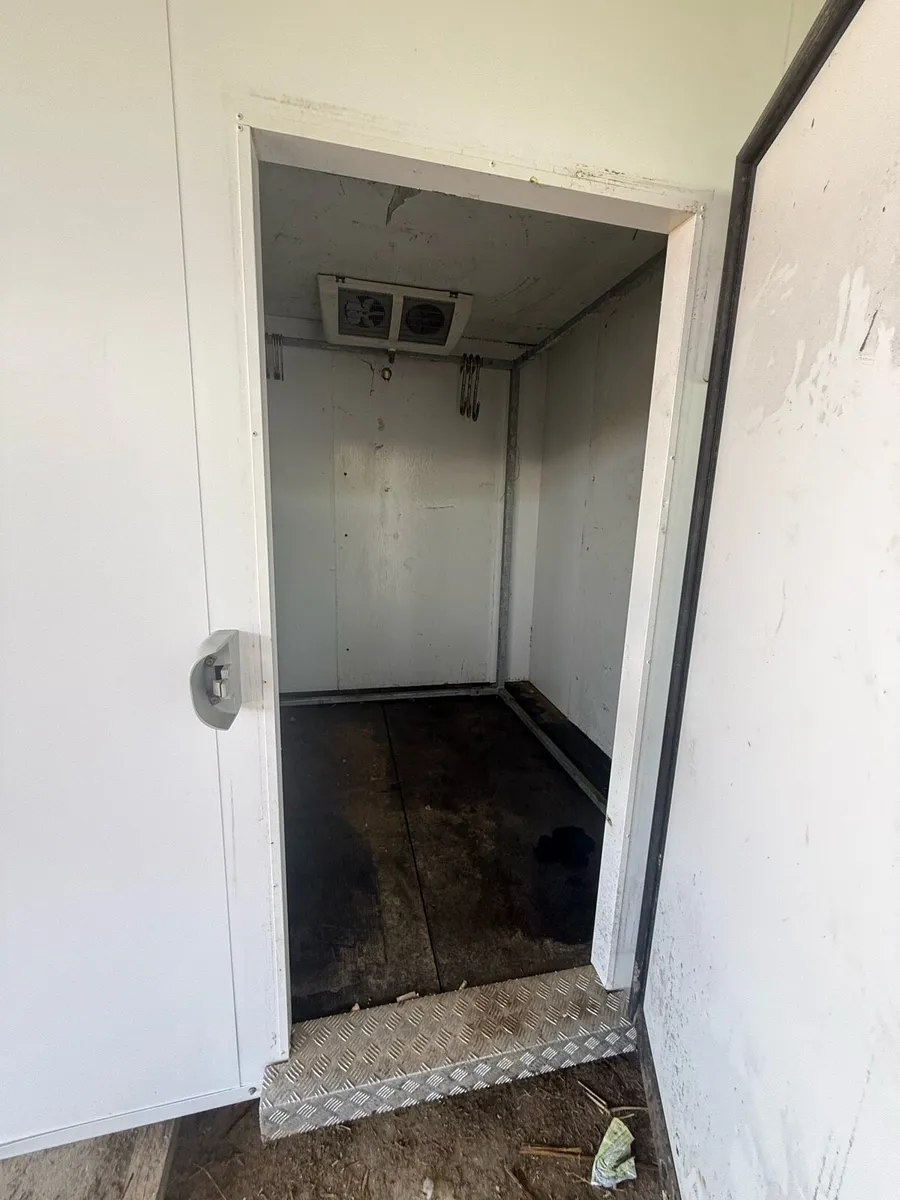 small insulated walk in cold room/chiller. - Image 4
