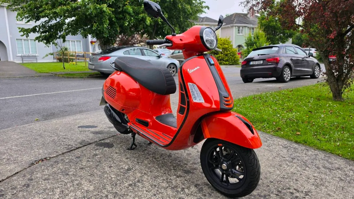 2024 Vespa GTS300  ( please read add fully ) - Image 4