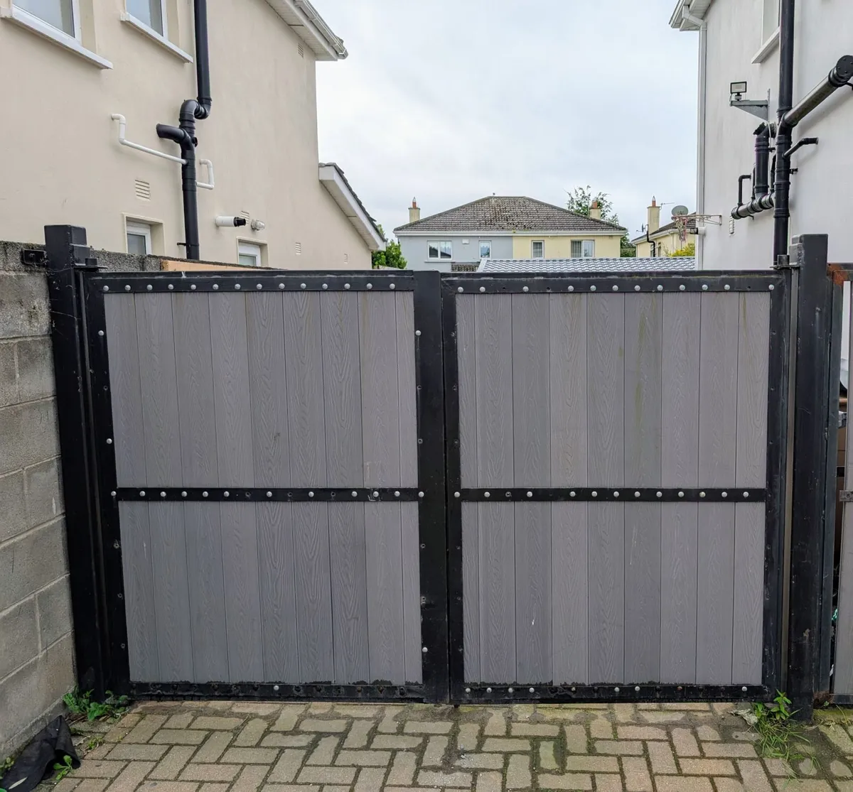 Double gates - Image 1