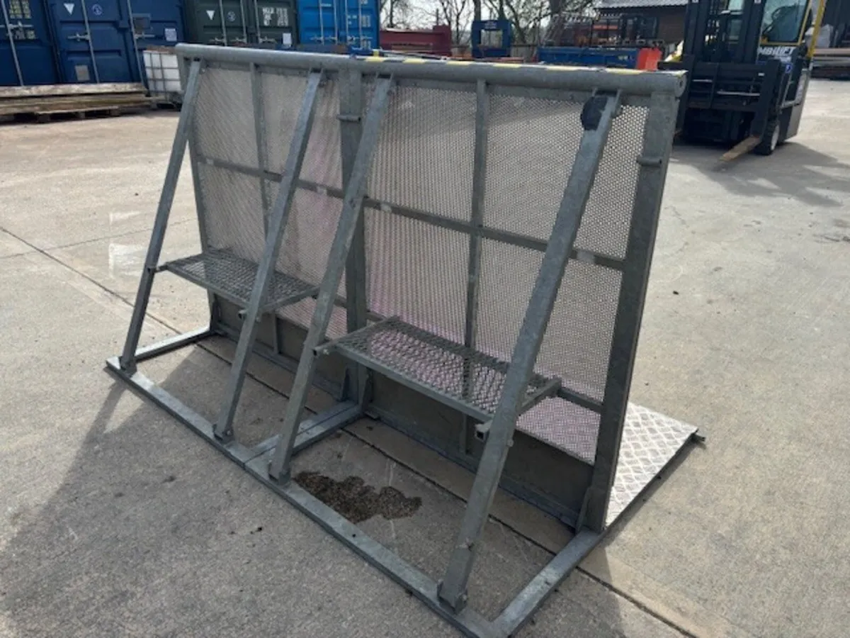 30No Front of stage (Mojo) Barriers - Image 3