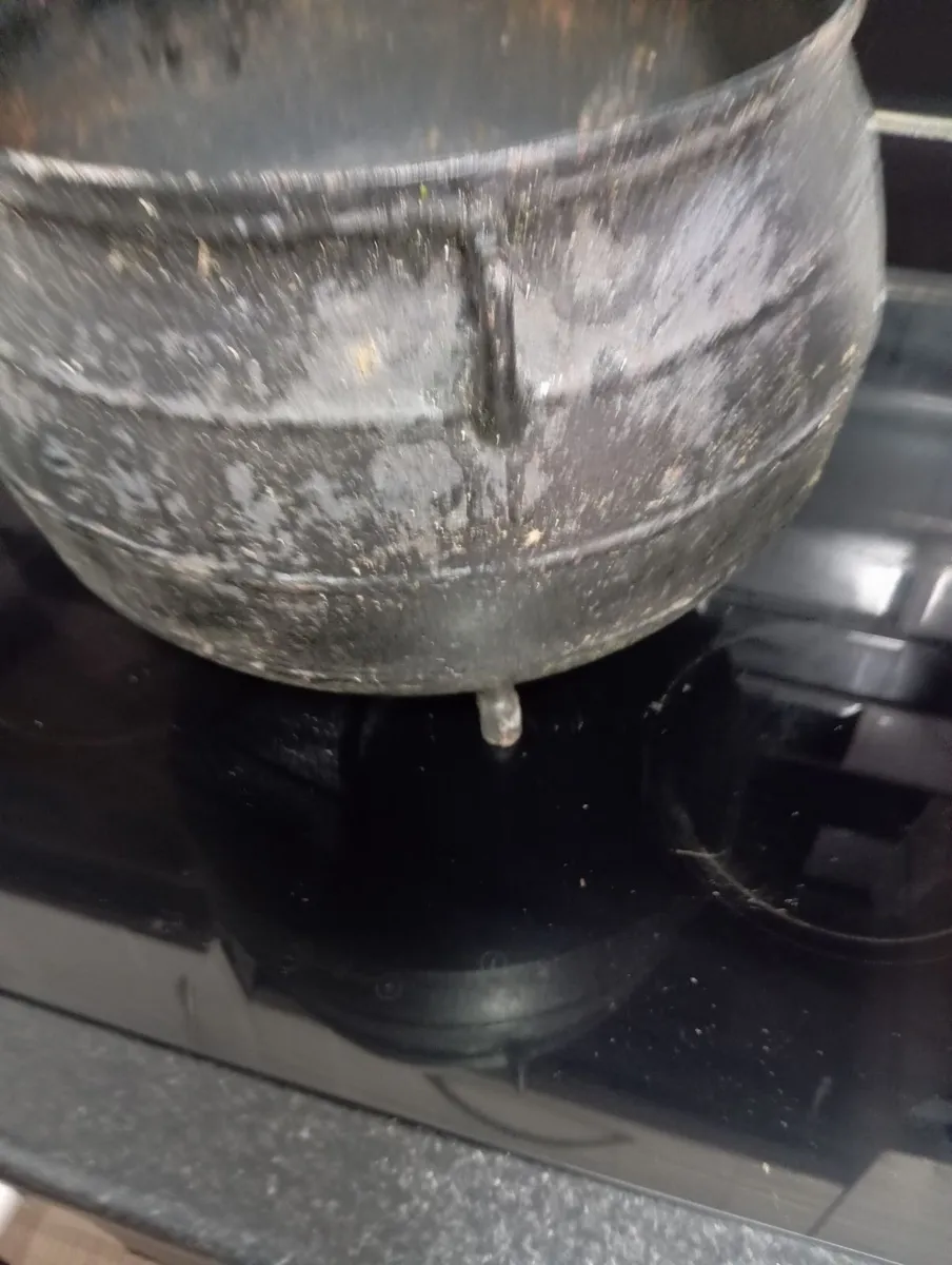 Two Vintage Skillet Pots - Image 3