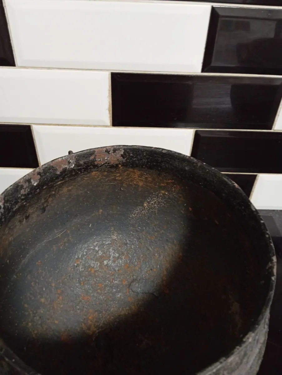 Two Vintage Skillet Pots - Image 4