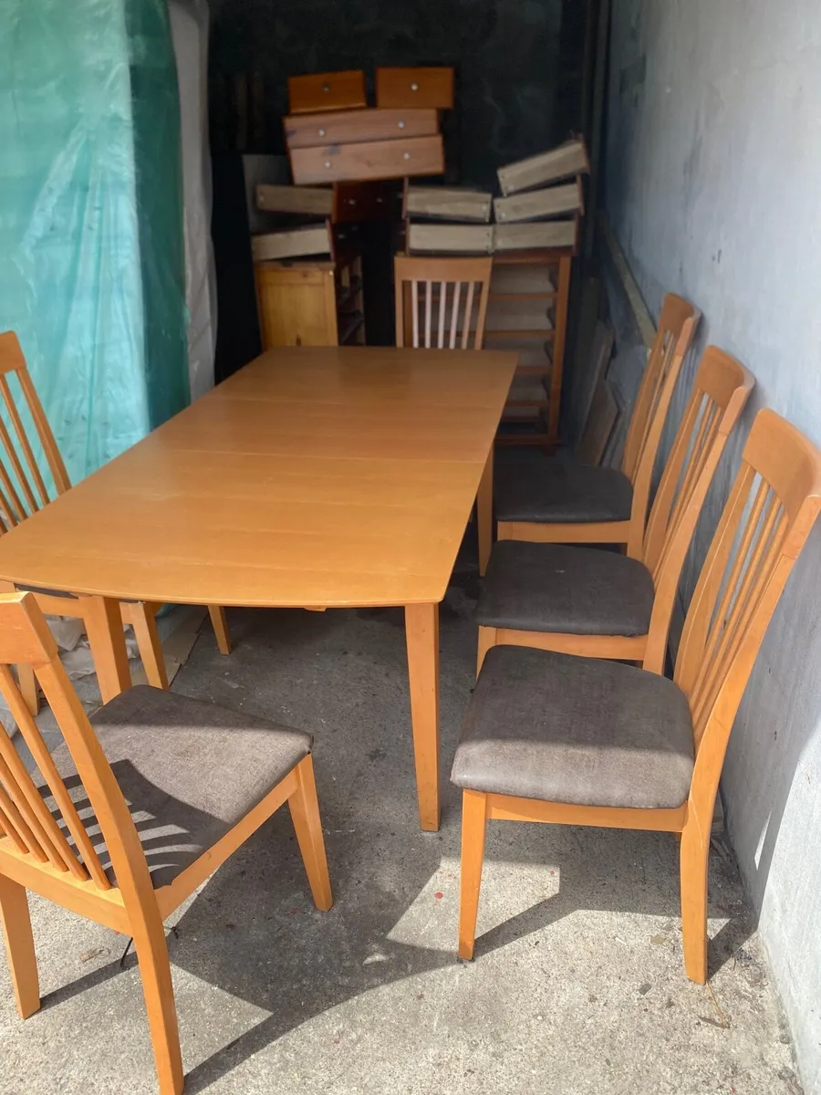 Table and chairs - Image 2
