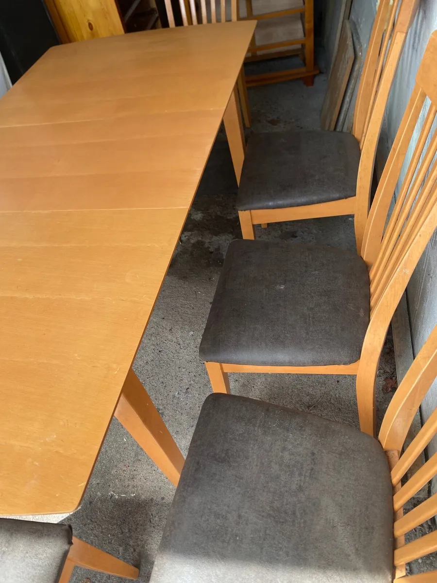Table and chairs - Image 3
