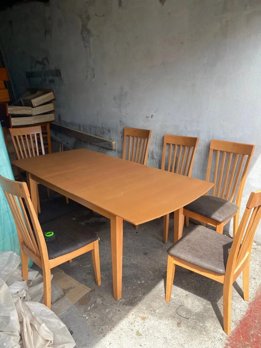 Table and chairs - Image 4