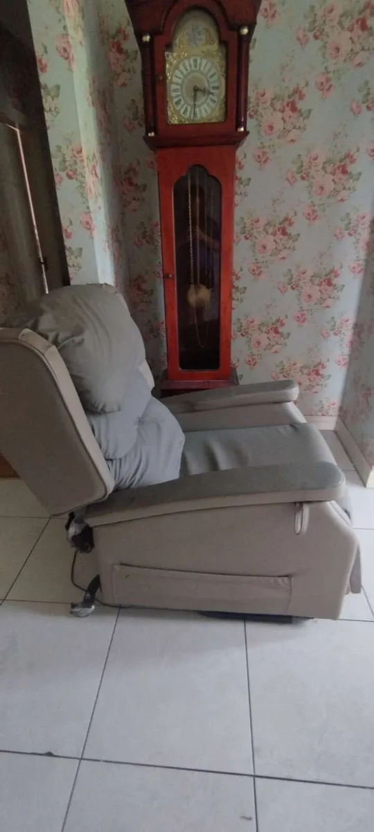 Electric recliner chair - Image 1