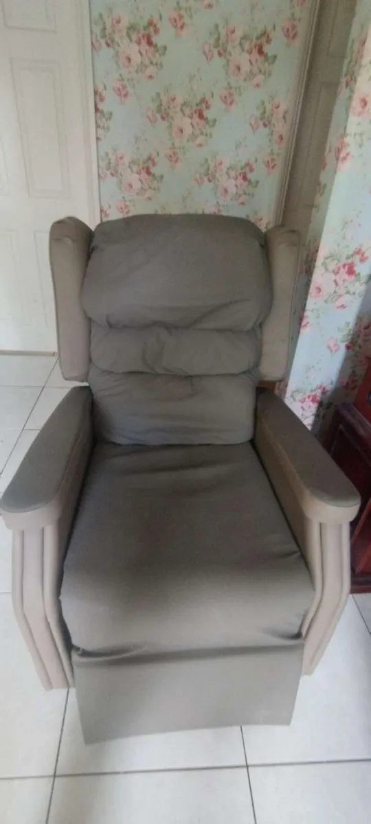 Electric recliner chair - Image 3
