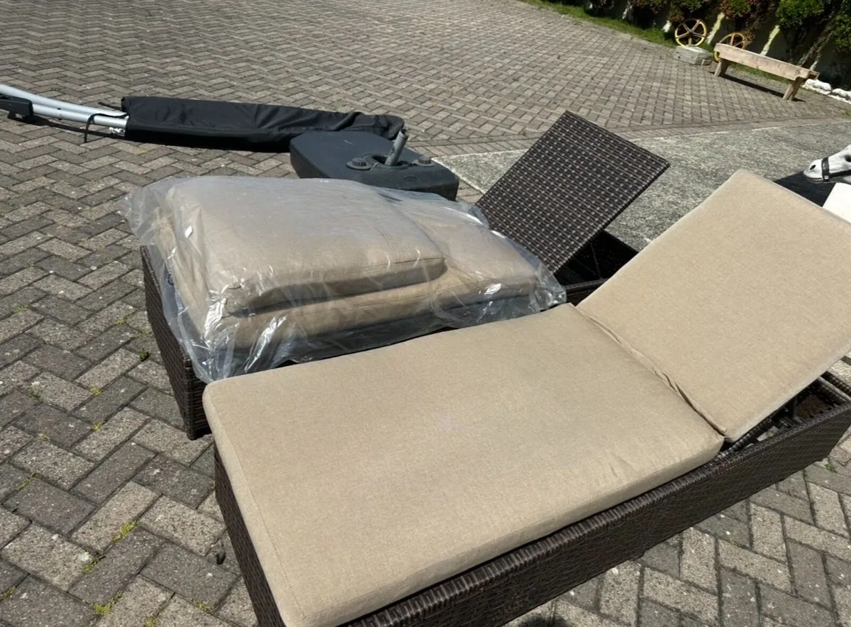 Large Parasol with 2 sunbeds with 2 new cusions - Image 2