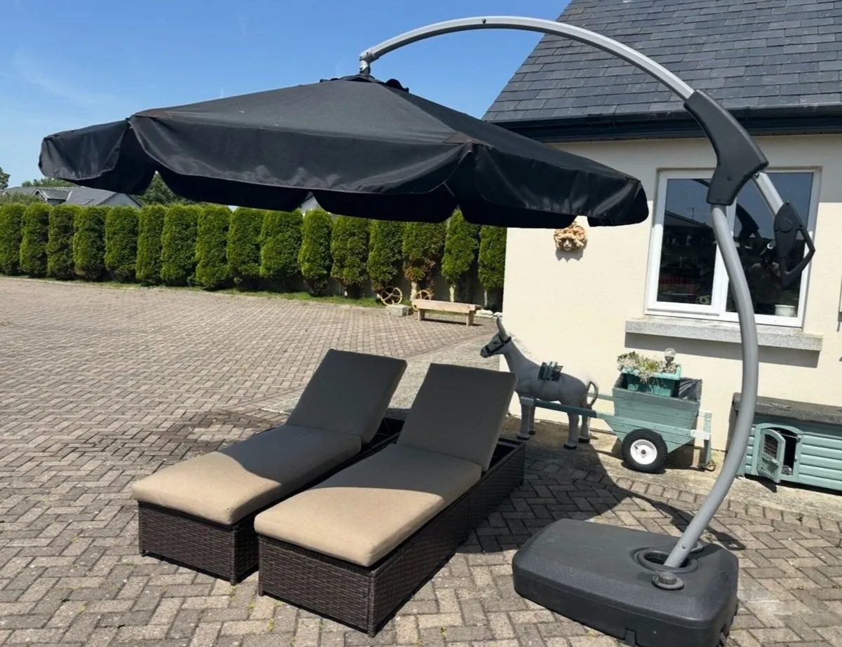 Large Parasol with 2 sunbeds with 2 new cusions - Image 4