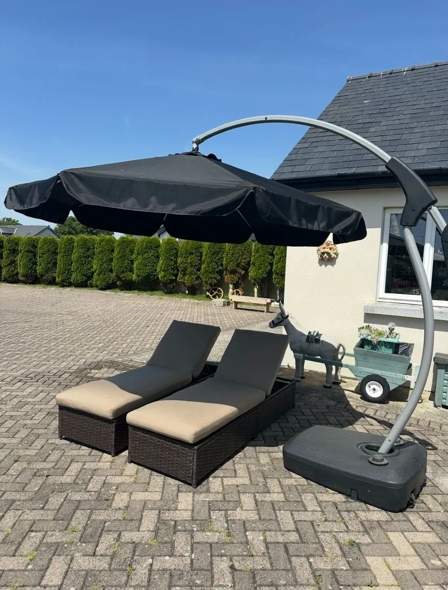 Large Parasol with 2 sunbeds with 2 new cusions - Image 1