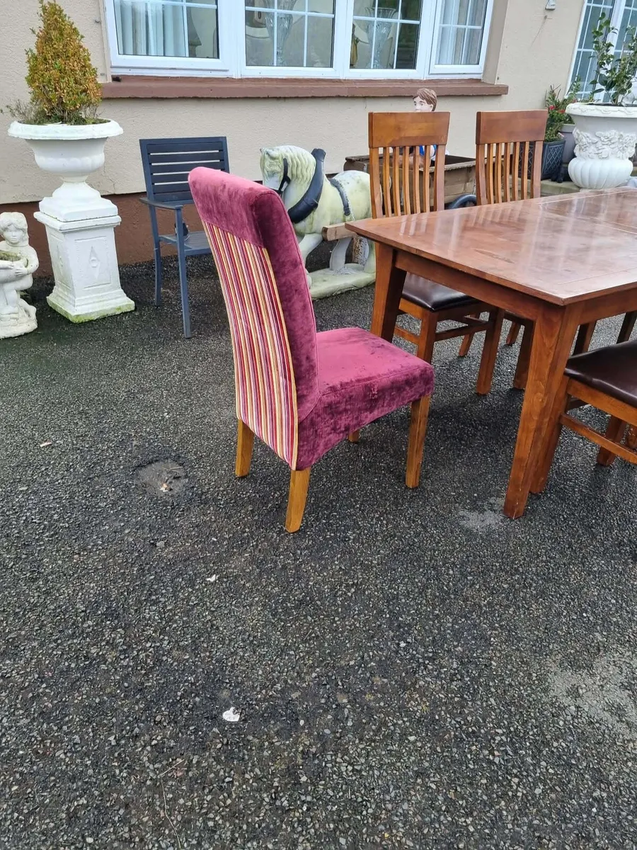 Table and chairs - Image 3