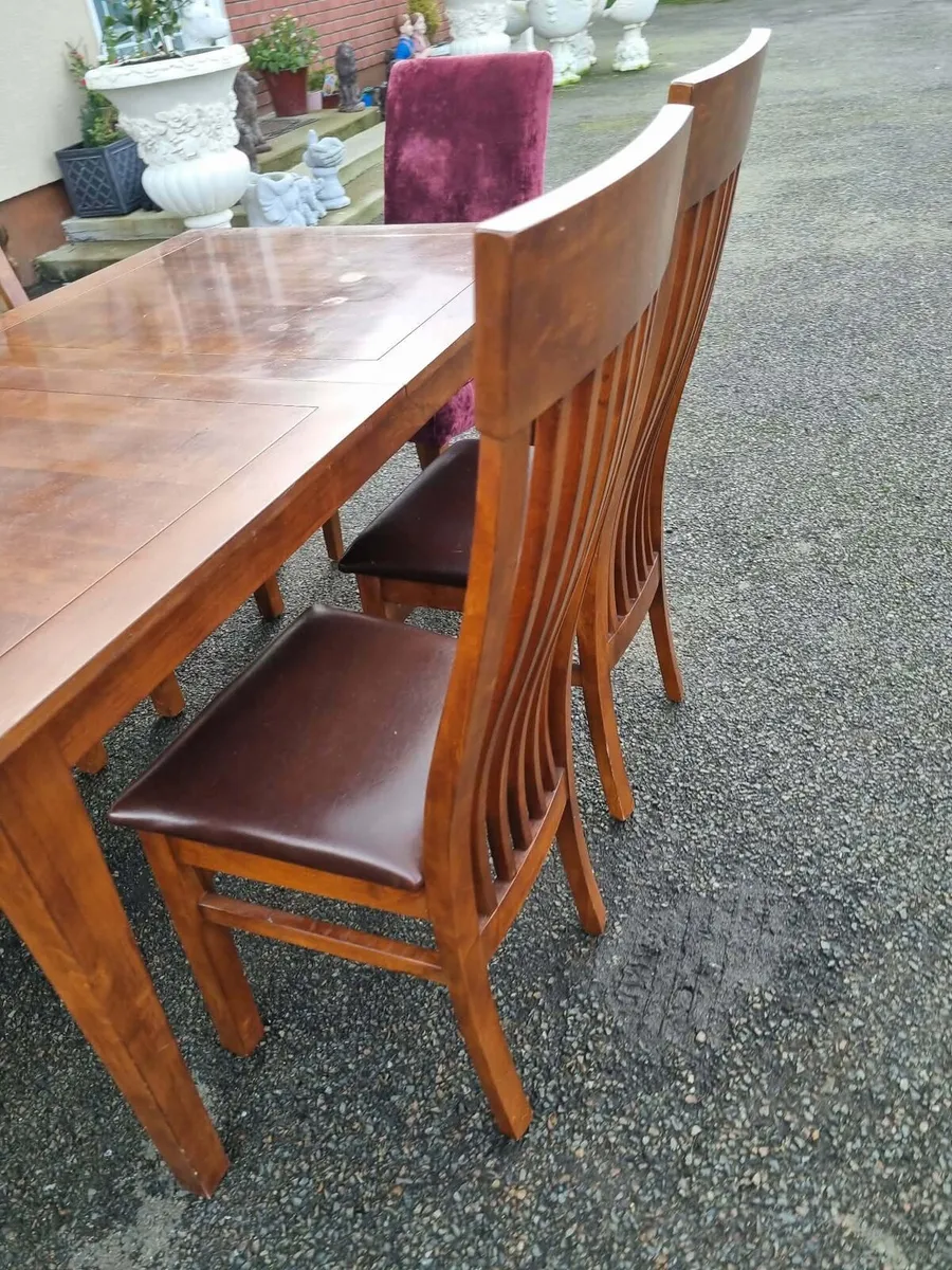 Table and chairs - Image 4
