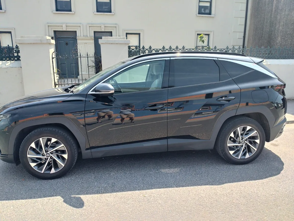 Hyundai Tucson Executive Plus 2/Tone Commercial - Image 1