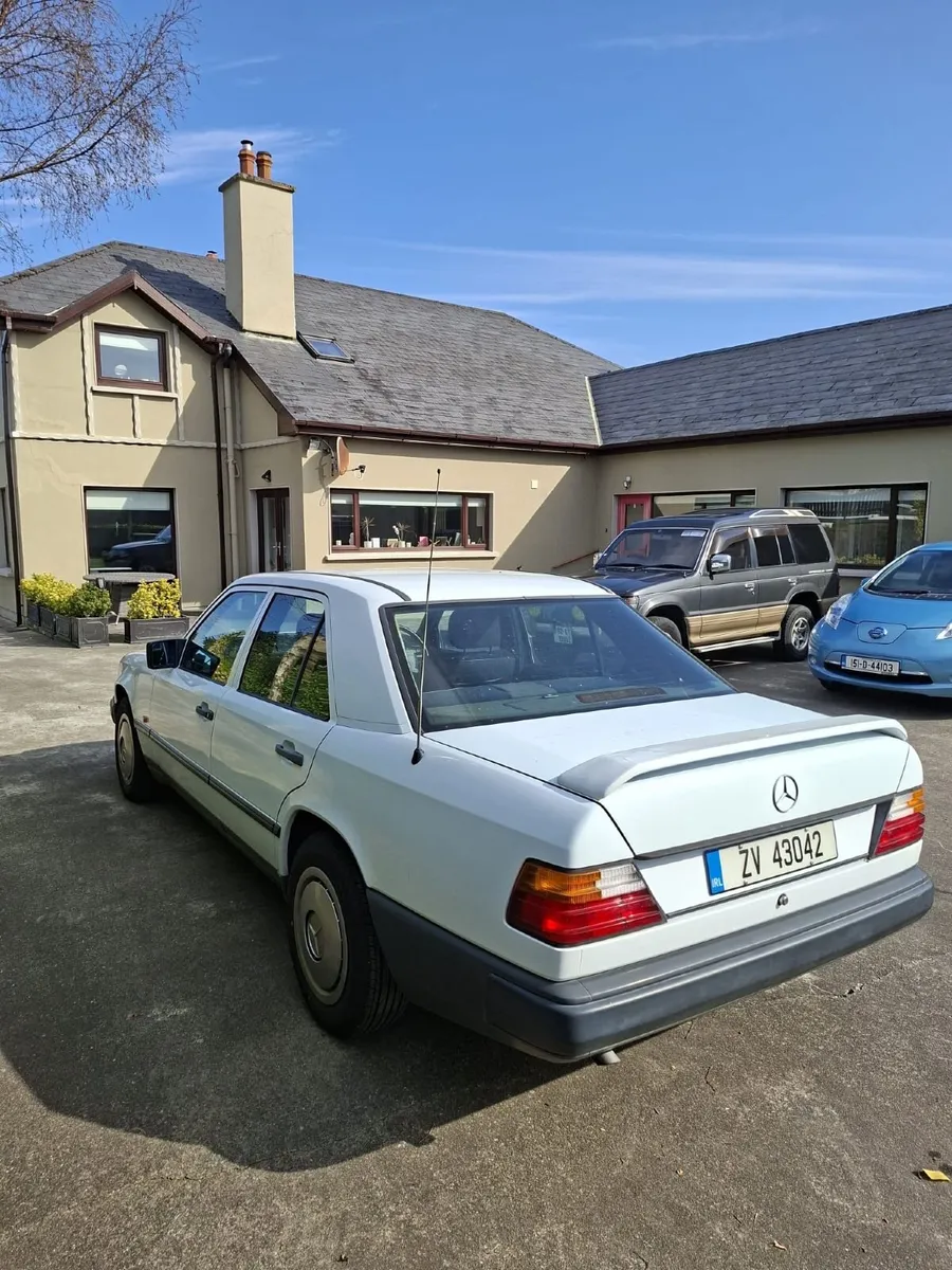 Mercedes-Benz E-Class 1986 - Image 3