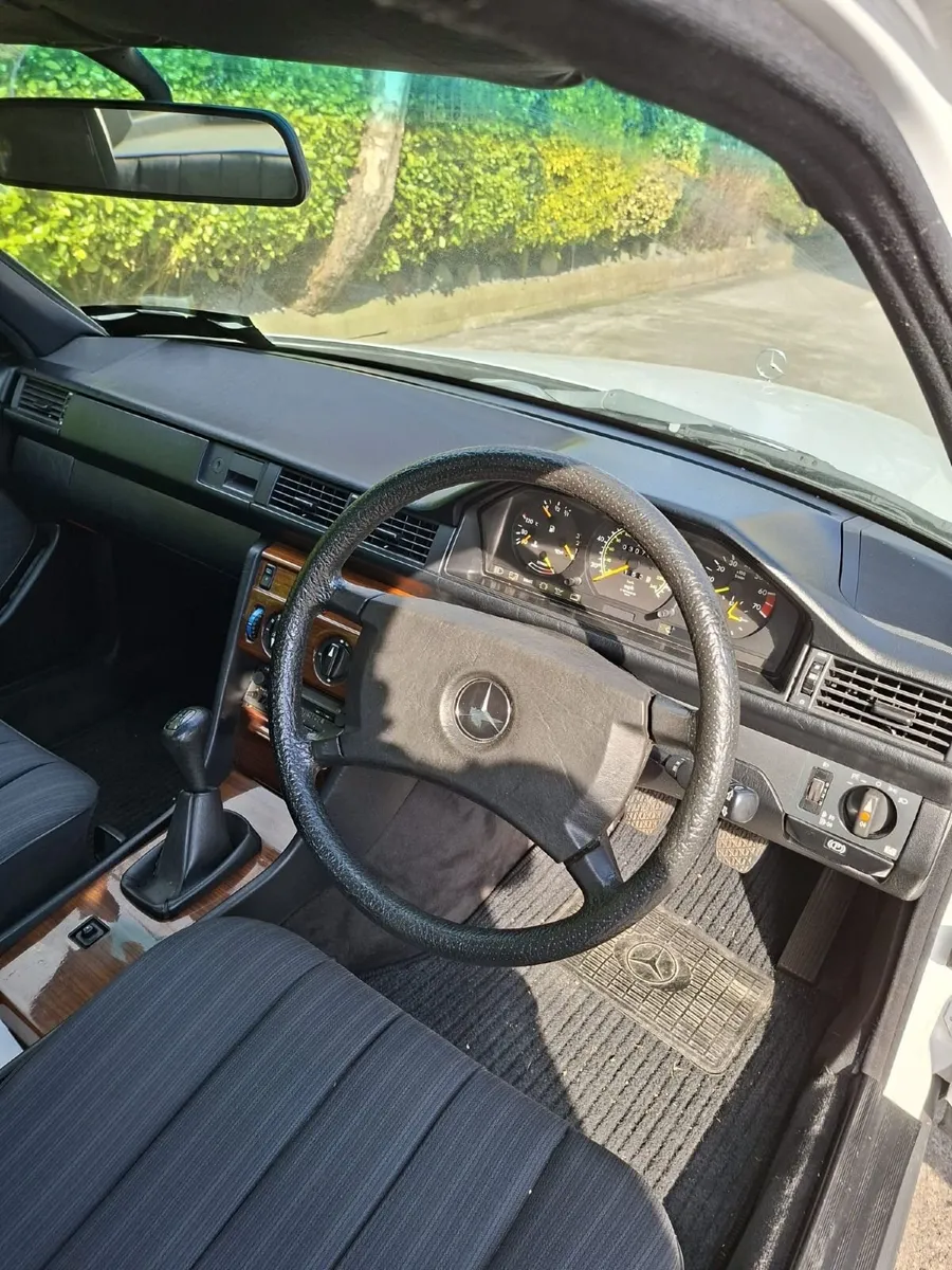 Mercedes-Benz E-Class 1986 - Image 2