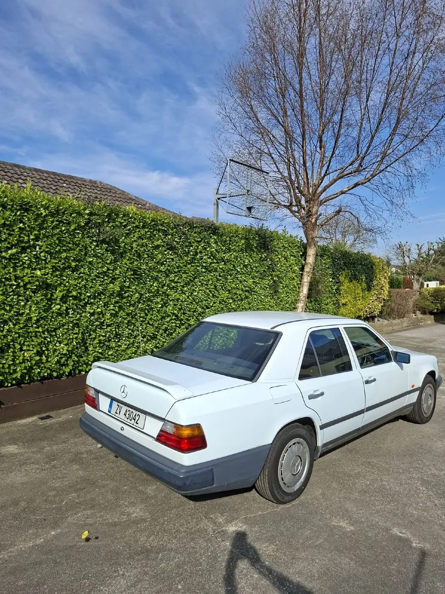 Mercedes-Benz E-Class 1986 - Image 4