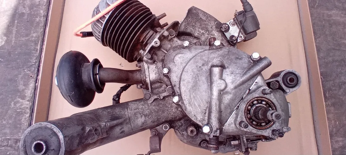 Vespa 100 engine - Image 1