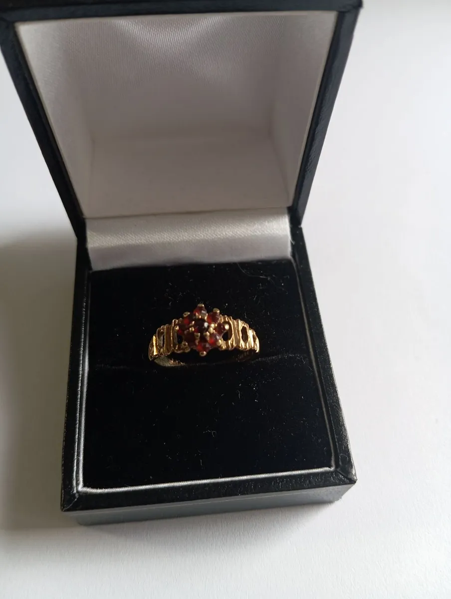 9ct Gold Ladies Ring Size L - Image 1