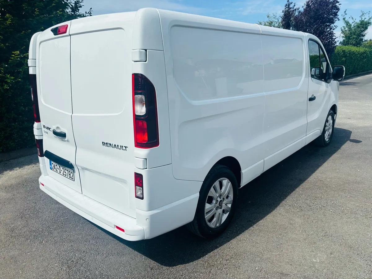 (242) Renault Trafic 2024 - Image 4