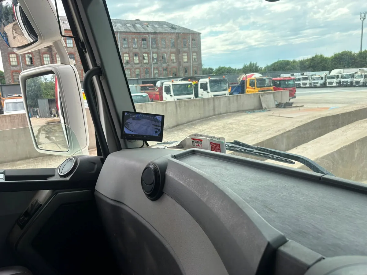 2018 RENAULT T520 6x2 Twin Wheel Tag Axle - Image 4