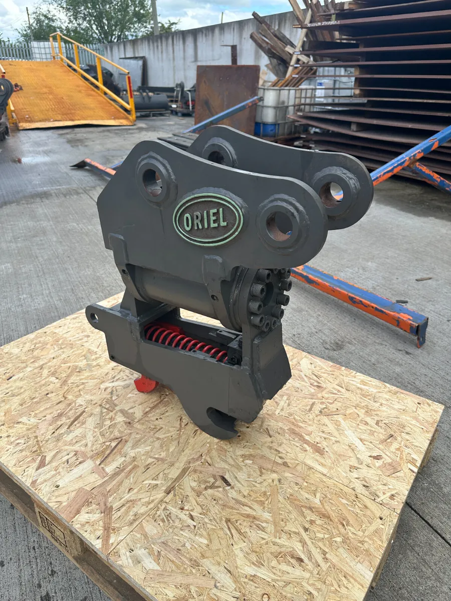 Oriel HELAC tilt coupler for CAT 305/Hyundai R55 - Image 3