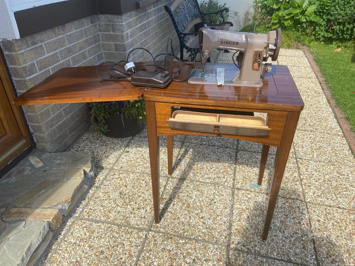 Singer. Sewing machine. &. Table - Image 1