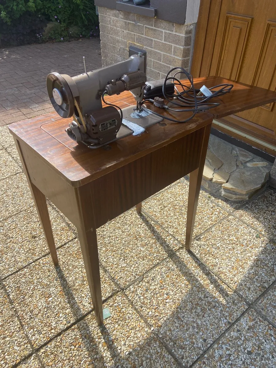 Singer. Sewing machine. &. Table - Image 2