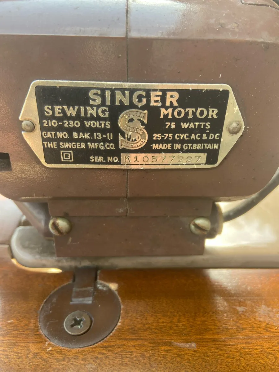 Singer. Sewing machine. &. Table - Image 3