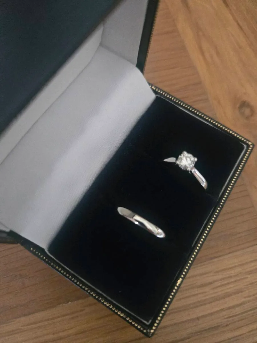 18 Ct White Gold Diamond Engagement Ring set 18 Ct - Image 1