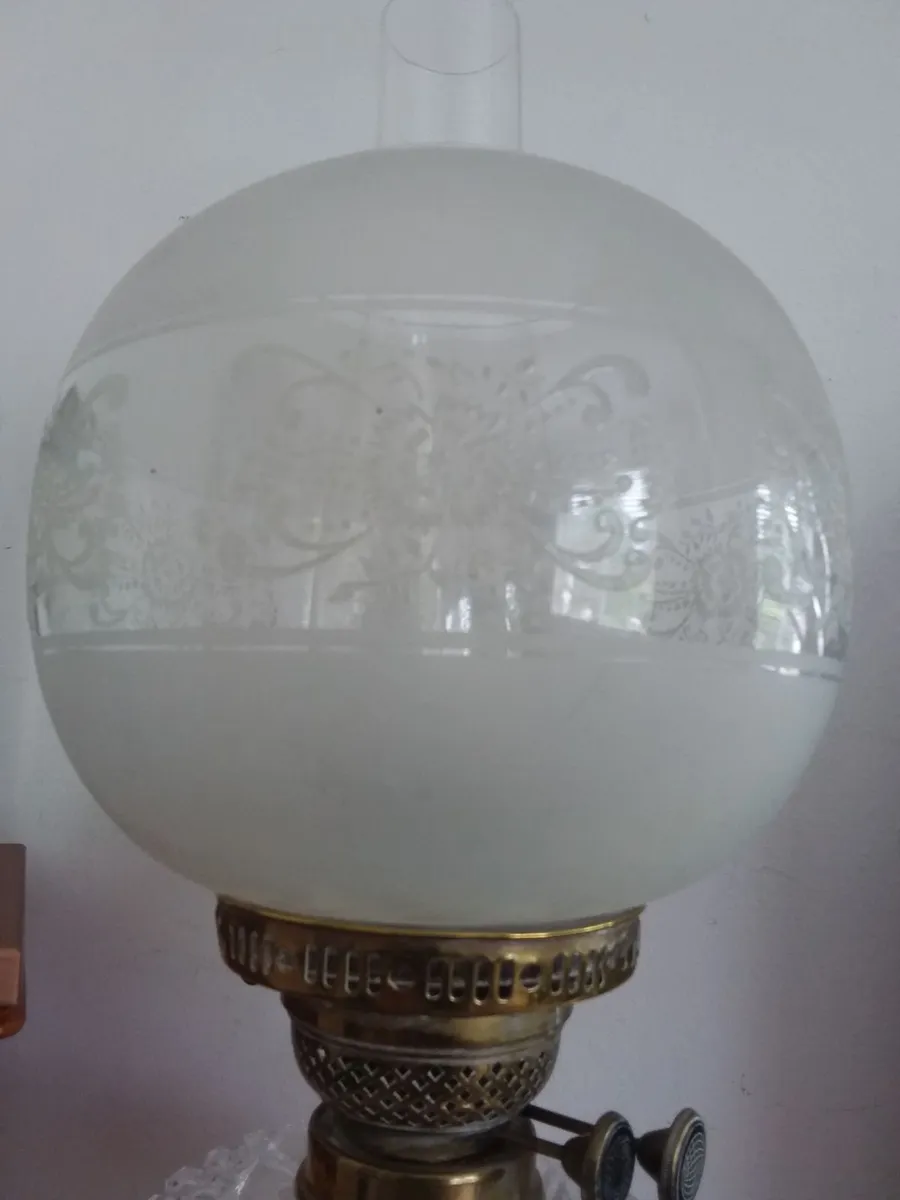 Antique double burner oil lamp - Image 2
