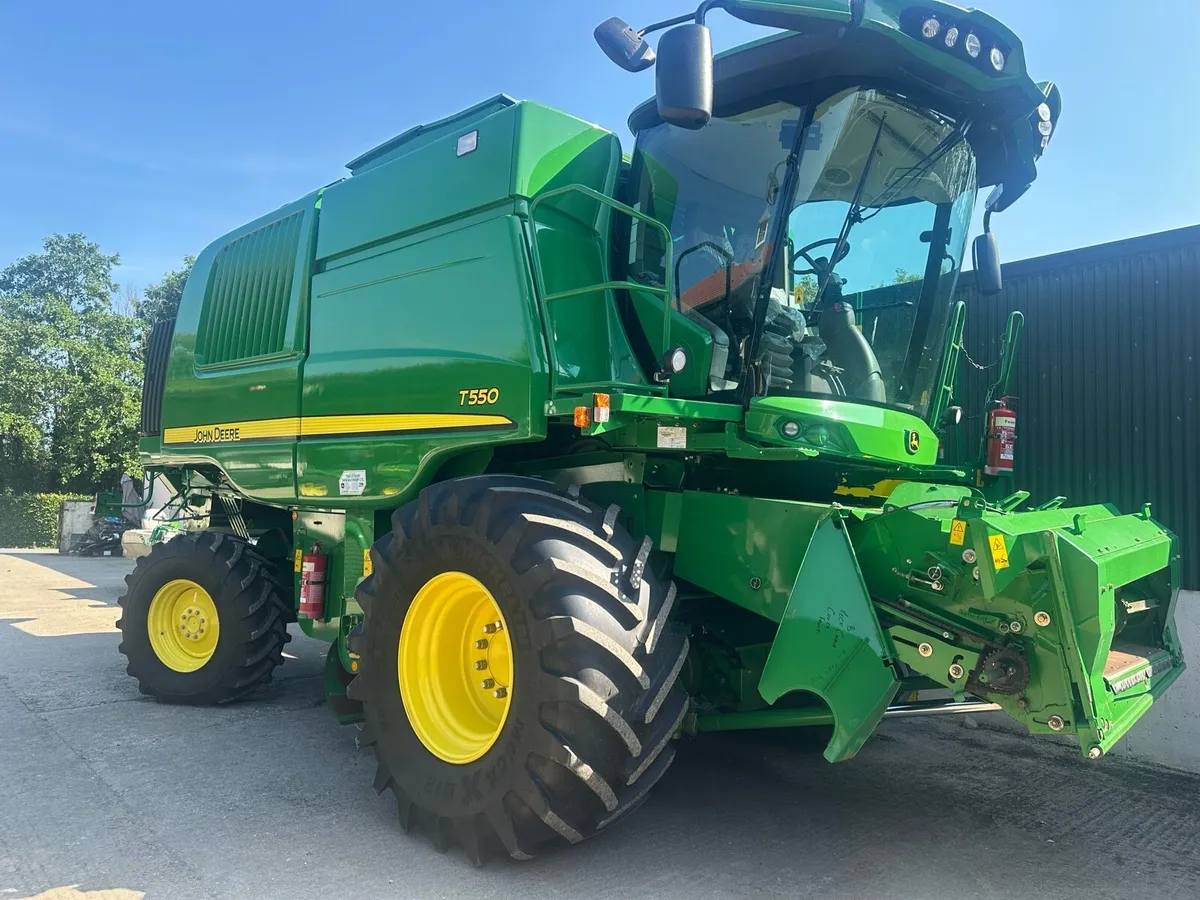 John Deere T550 combine - Image 1