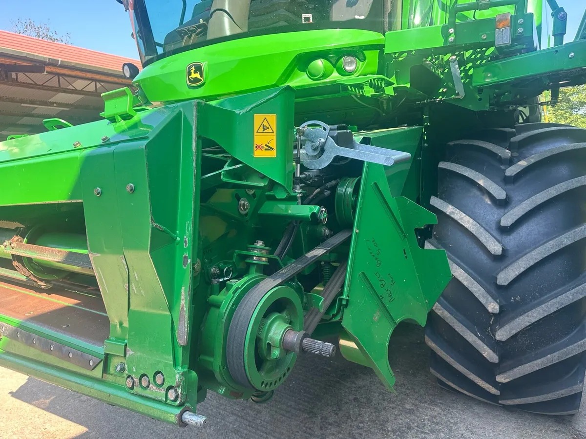 John Deere T550 combine - Image 2