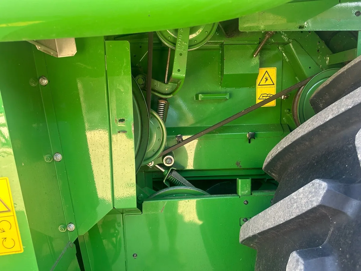 John Deere T550 combine - Image 4