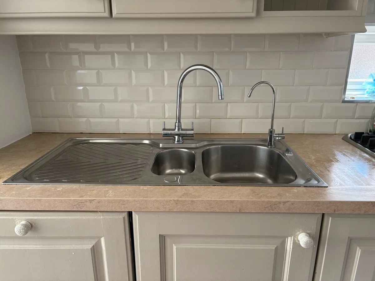 Kitchen sink with taps - Image 2