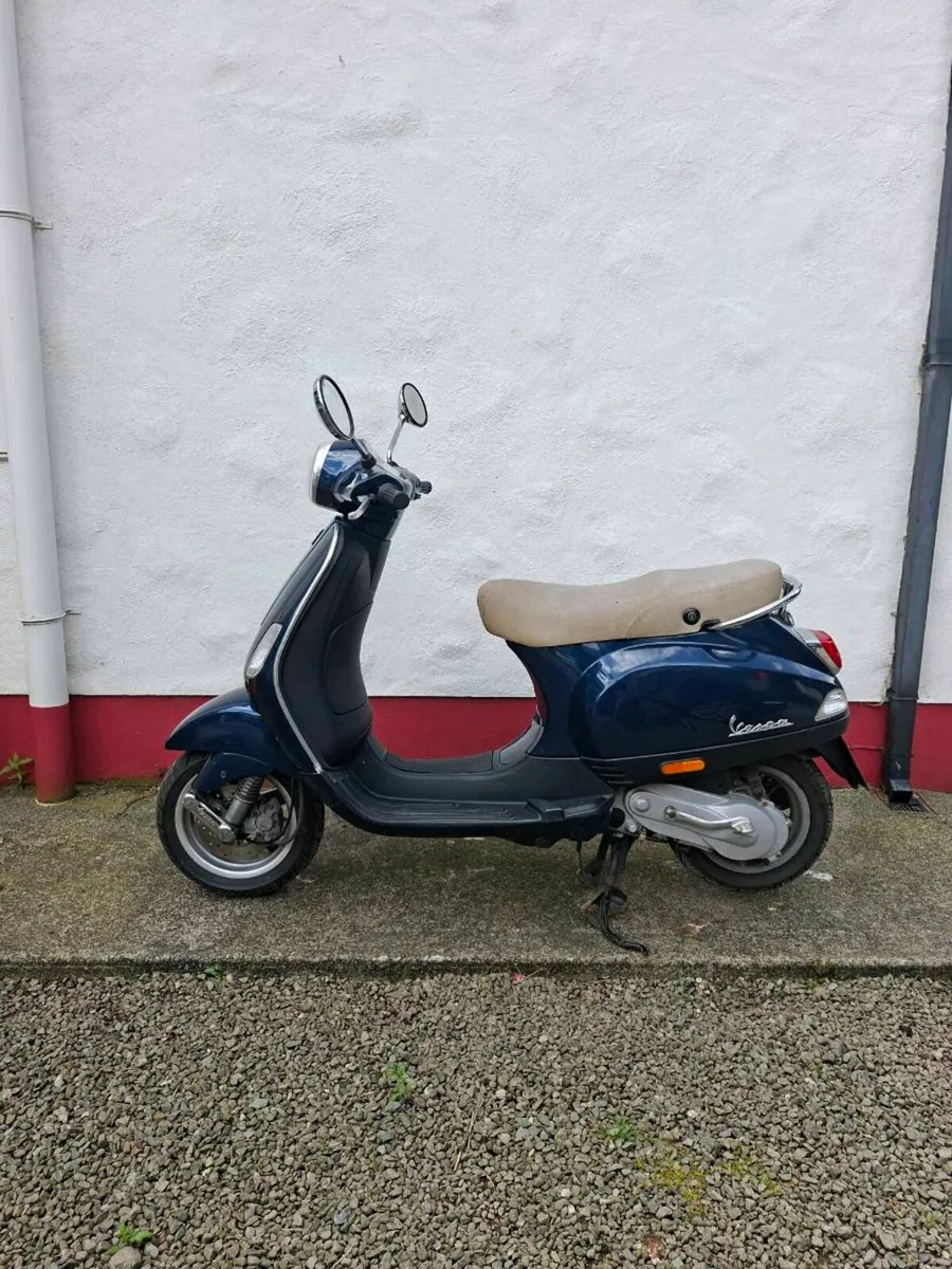Vespa scooter - Image 1