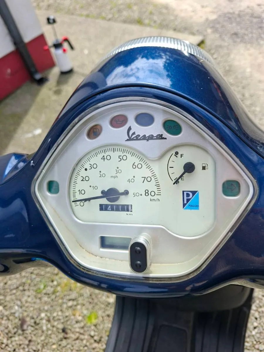 Vespa scooter - Image 3
