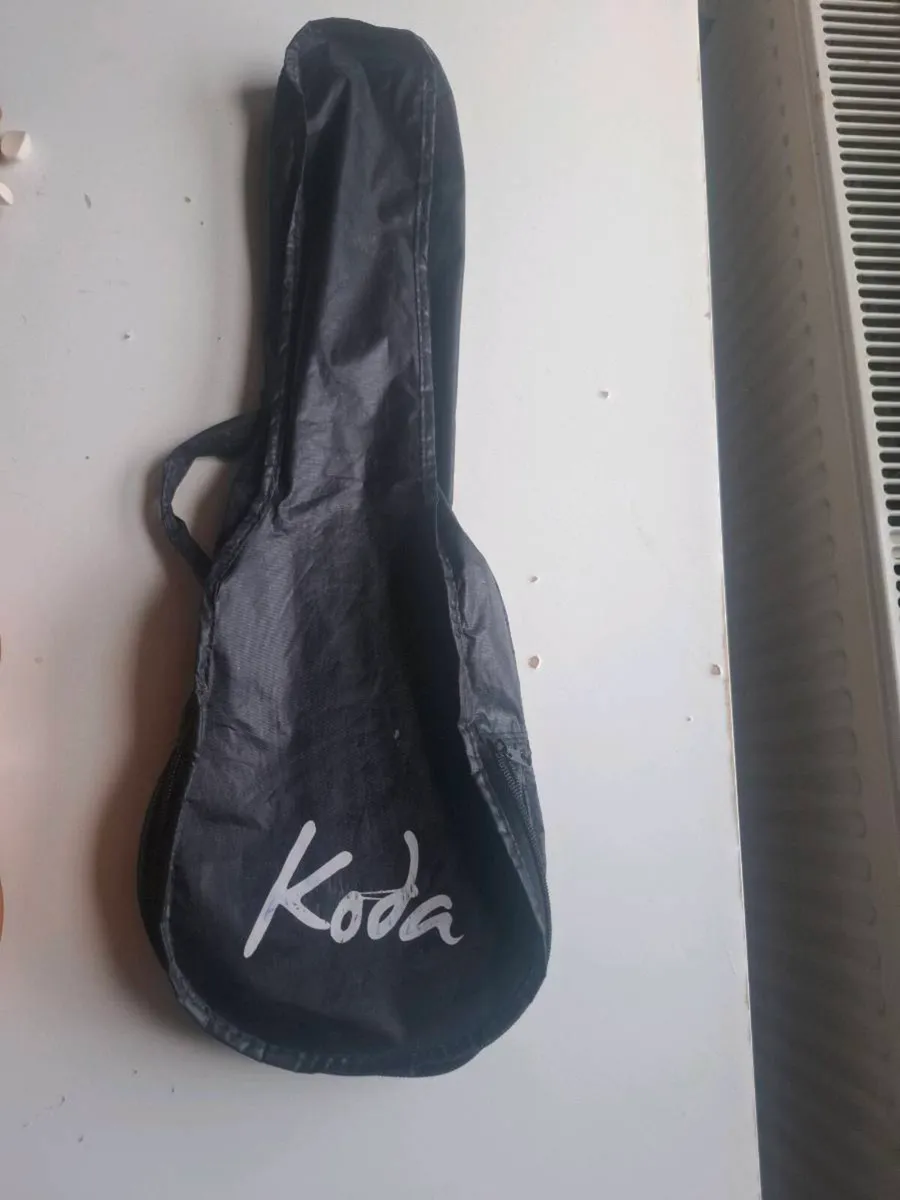 Ukulele with bag - Image 2