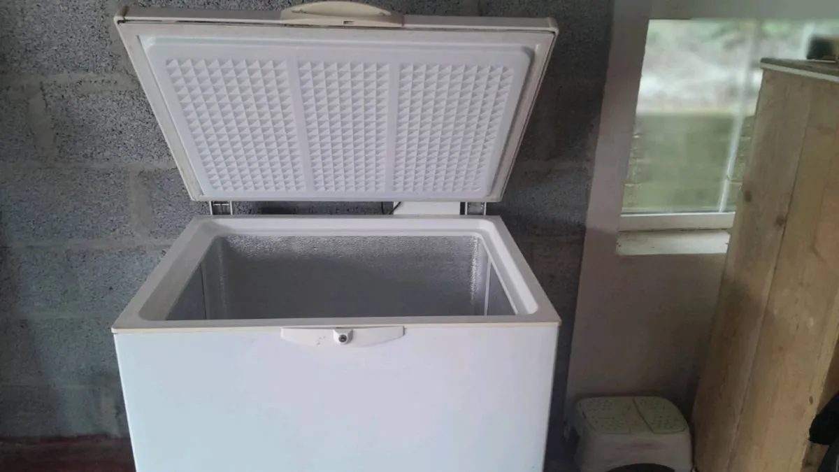 Whirlpool Chest Freezer - Image 2