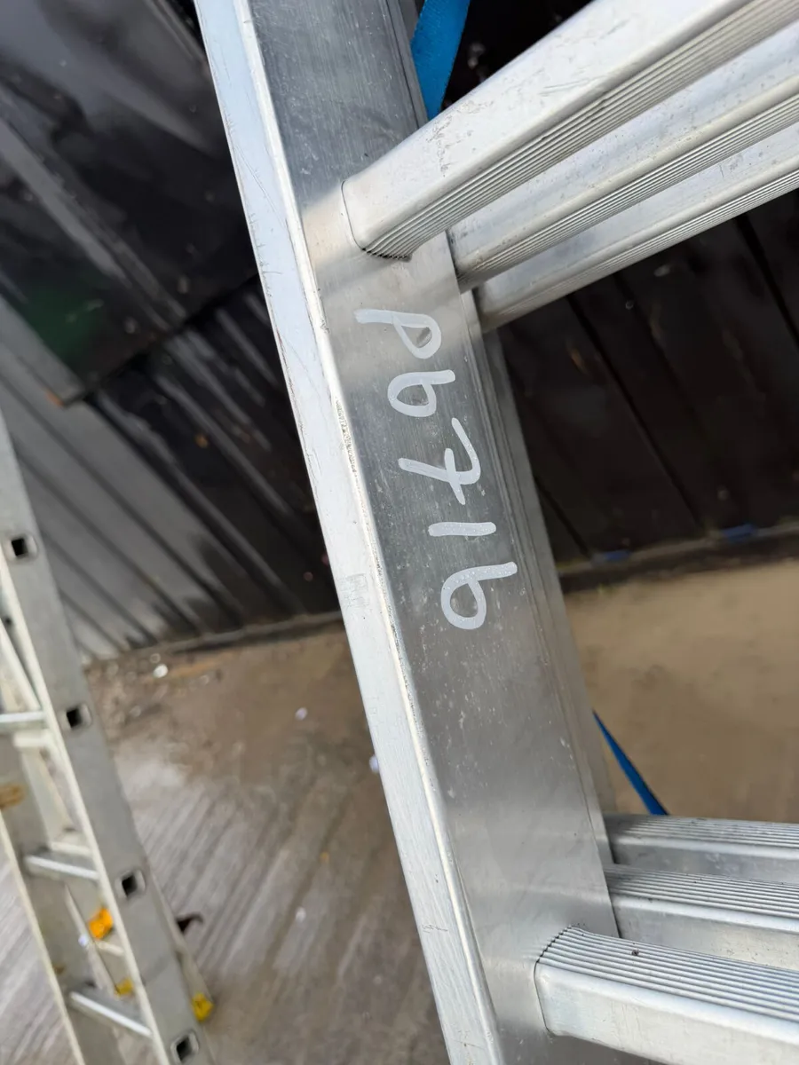 Aluminium Triple Extension Ladder - Image 3