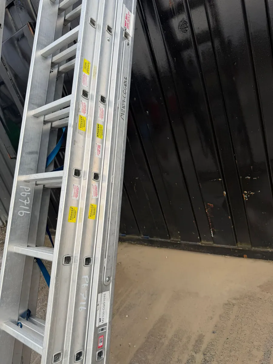 Aluminium Triple Extension Ladder - Image 2