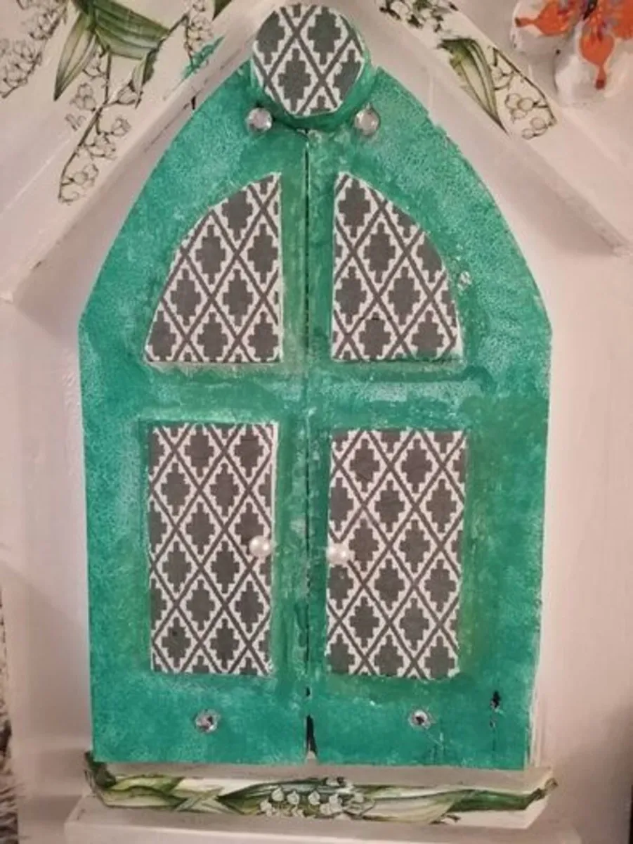Whimsical hobbit/fairy door shelf unit - Image 4