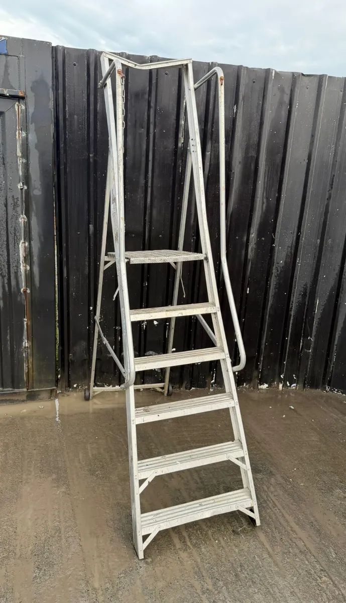 Aluminium Platform Step Ladder 5 Tread - Image 1