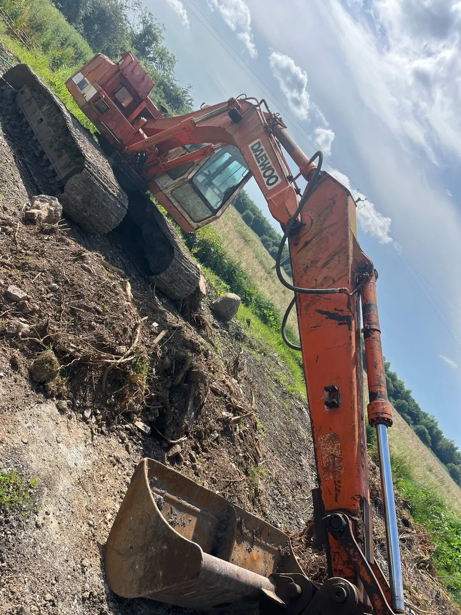 Daewoo track machine /excavator - Image 2