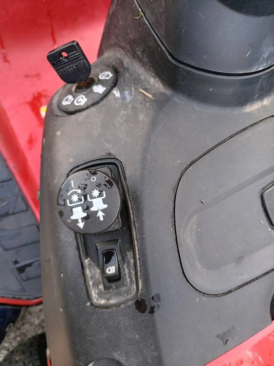 Craftsman ride on lawnmower - Image 2