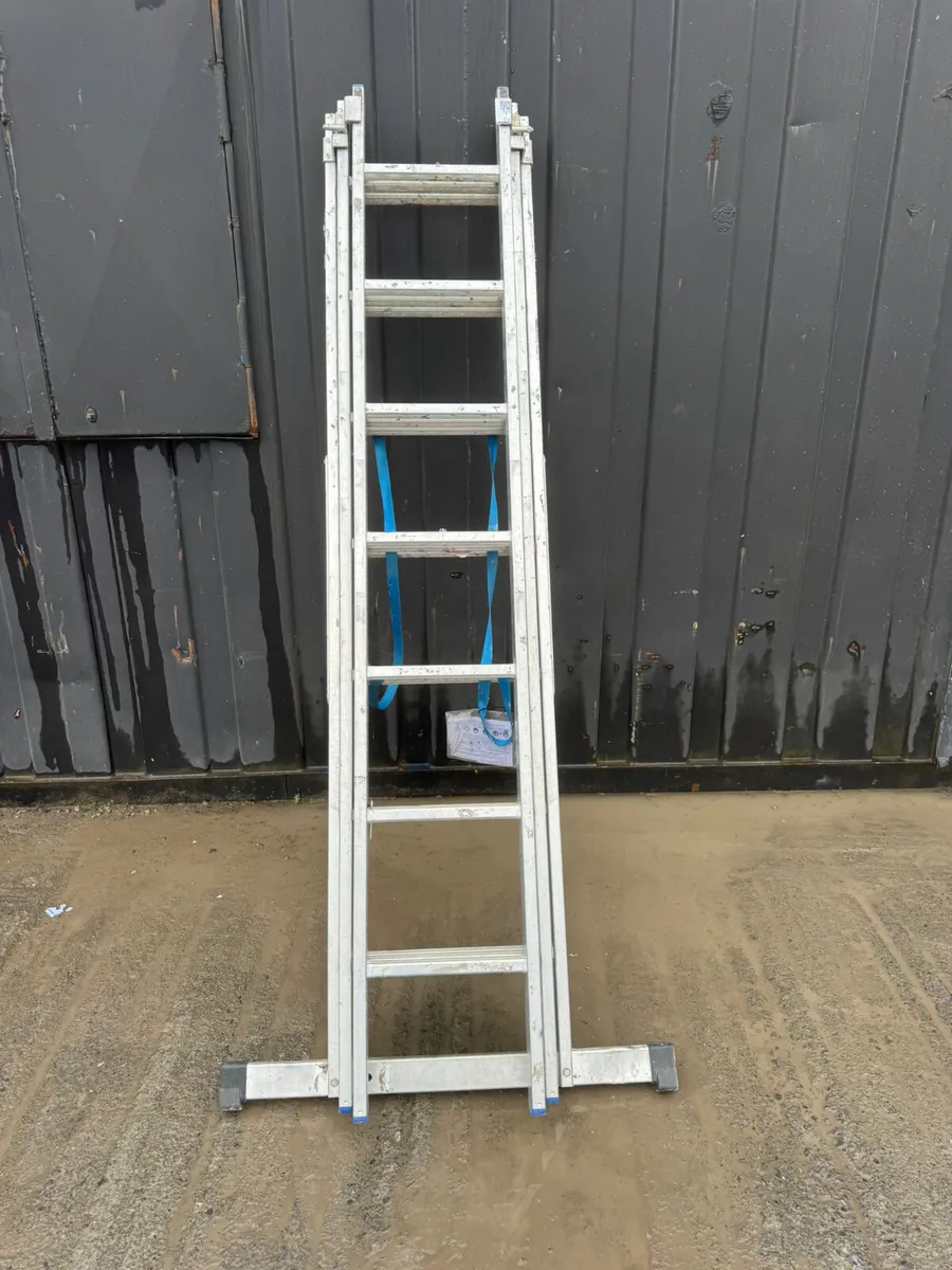 Aluminium Triple Extension Ladder with Stabiliser - Image 2
