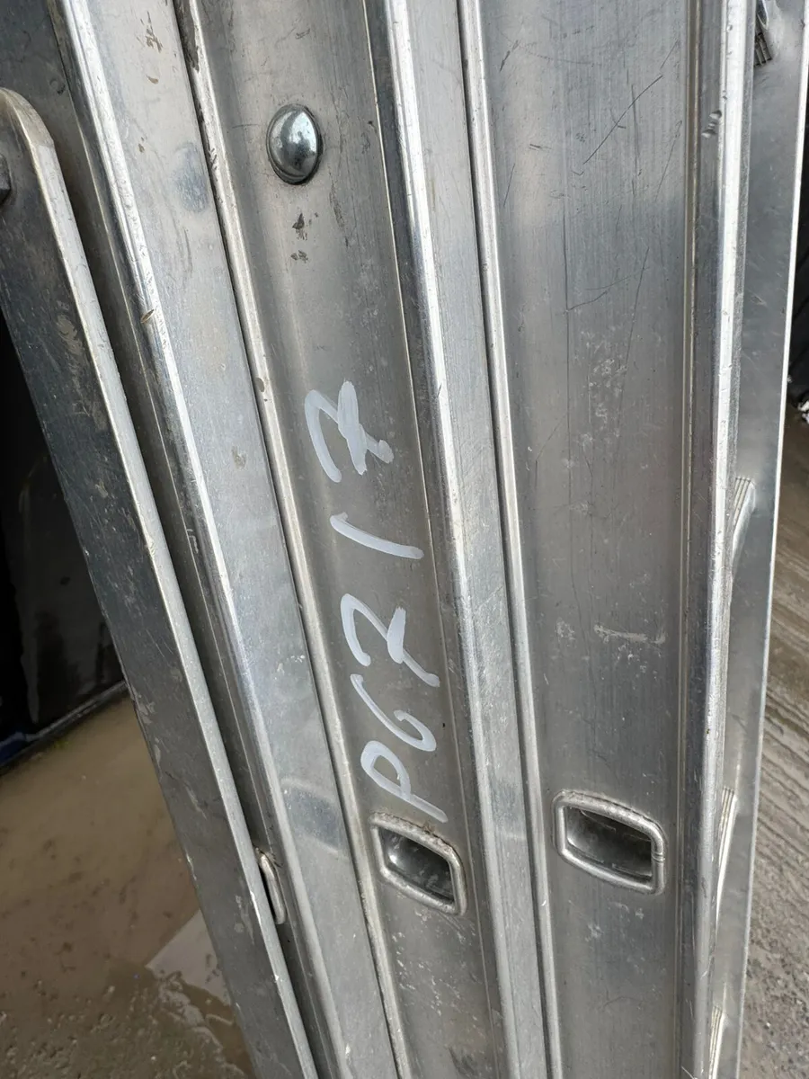 Aluminium Triple Extension Ladder with Stabiliser - Image 4